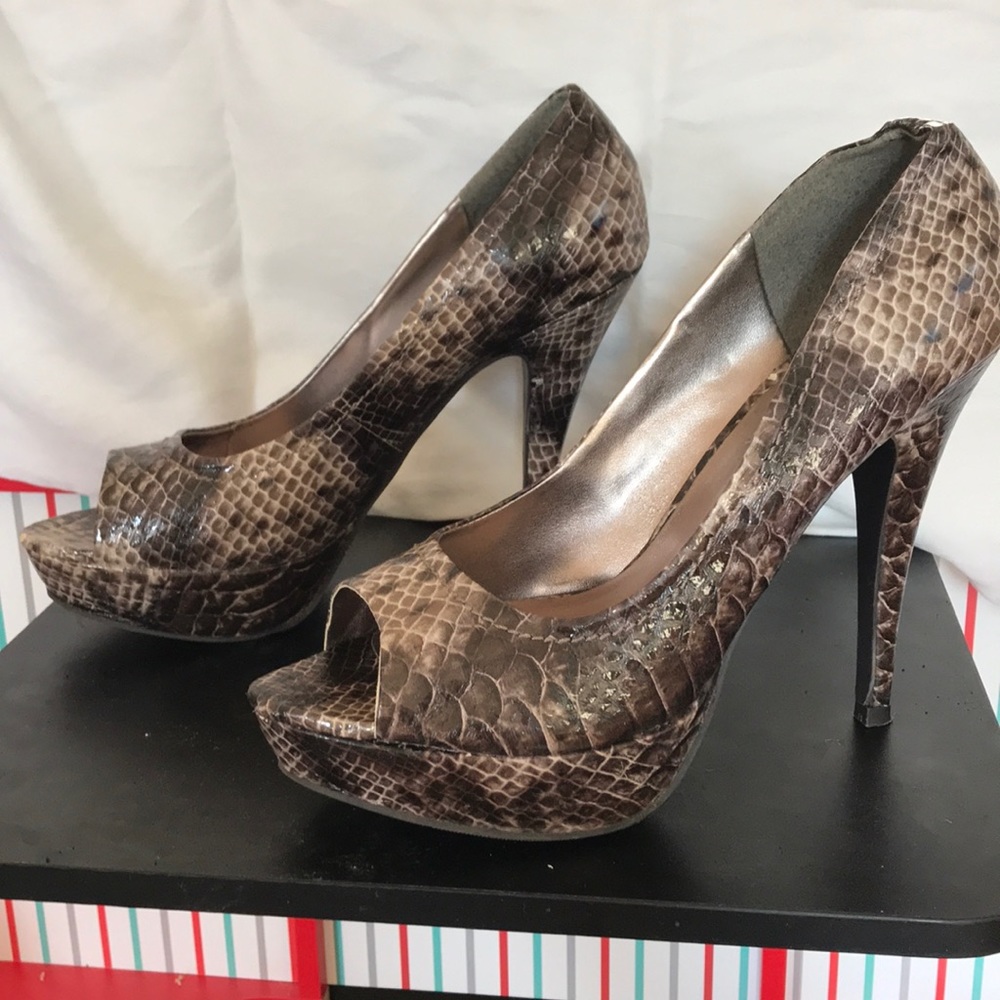 Steve Madden “Snakeskin” 4.5” Peep Toe Heels sz 9